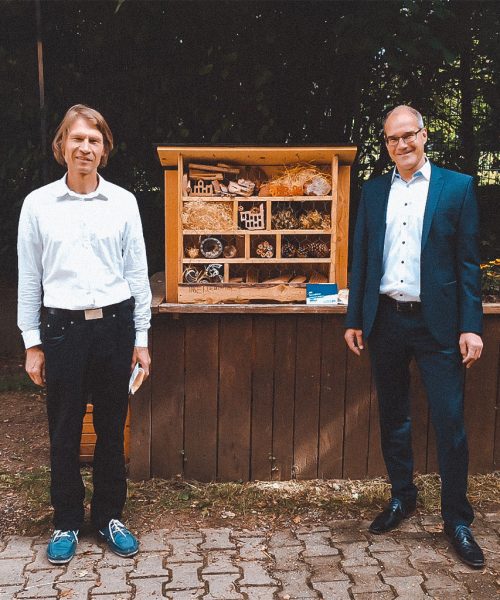 Dr. Kuhn übergibt eines der 20 Insektenhotels aus dem Projekt Garten³