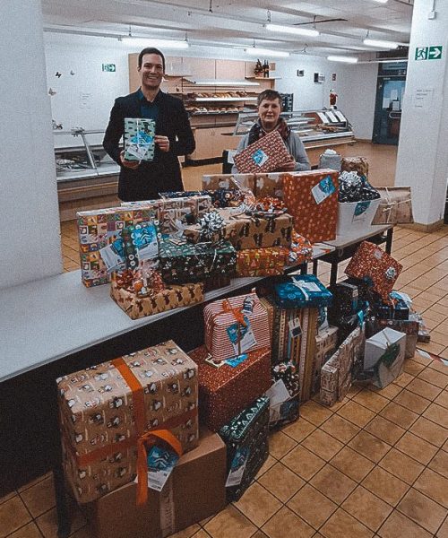 Michael Beschoner bringt 120 Geschenke aus der Wunschbaum-Aktion in den CARIsatt Laden