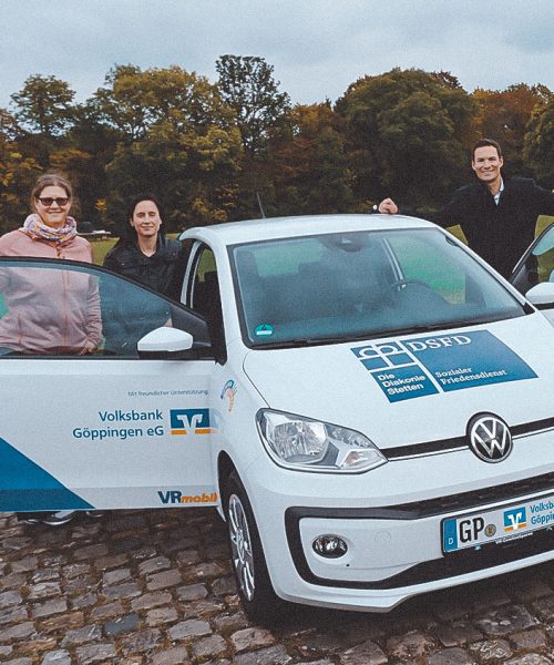 Michael Beschoner übergibt ein VRmobil an die Diakonie
